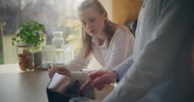 İş adamları ve işçiler, üretkenlik ve başarıya ulaşmak için ofis içinde işbirliği ve iletişim kurar. İş adamları ve işçiler toplantılara katılır, takım çalışması örgütsel hedeflere ulaşır..