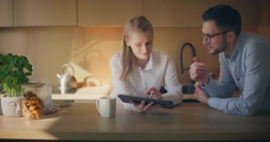 İş adamları ve işçiler, üretkenlik ve başarıya ulaşmak için ofis içinde işbirliği ve iletişim kurar. İş adamları ve işçiler toplantılara katılır, takım çalışması örgütsel hedeflere ulaşır..