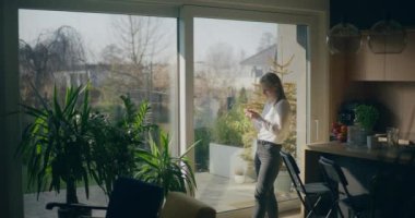 İş kadını, yüzünde dalgın bir ifadeyle derin düşüncelere daldı. Düşünüyor ve düşünüyor gibi görünüyor.