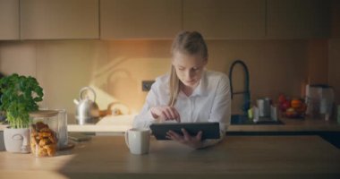 İş kadını, yüzünde dalgın bir ifadeyle derin düşüncelere daldı. Düşünüyor ve düşünüyor gibi görünüyor.