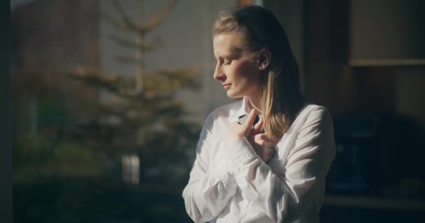Kadını Yüzünde Dalgın Bir Ifadeyle Derin Düşüncelere Daldı Düşünüyor Düşünüyor — Stok video