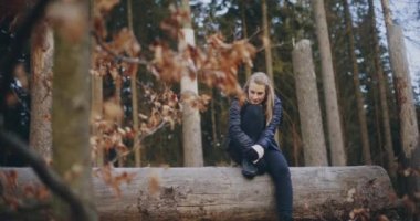 Kadınlar dağlarda ve ormanlarda İskandinav yürüyüşlerini, yürüyüşleri ve açık hava aktivitelerini sever. Formda kalmak ve doğayı keşfetmek için.