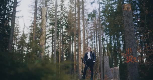女性は山や森の中でノルディックウォーキングを楽しみます ハイキングに行き 自然の美しさを探索するために屋外活動に従事します — ストック動画