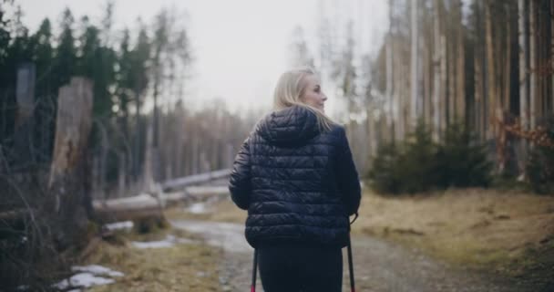 Женщина Любит Скандинавские Прогулки Горах Лесах Ходить Походы Участвовать Мероприятиях — стоковое видео