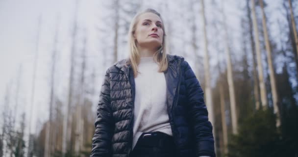 Жінка Захоплюється Скандинавською Ходьбою Горах Лісах Ходить Прогулянки Займається Заняттями — стокове відео