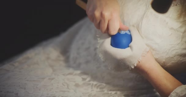 文化的 宗教的な伝統であるイースターエッグを飾る女性複雑なデザインと象徴的なイメージを持つ卵を慎重にペイントし 飾るさまざまな技術を使用しています — ストック動画