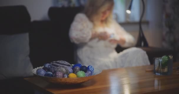 Mulher Decorando Ovos Tradicionais Páscoa Que Uma Tradição Cultural Religiosa — Vídeo de Stock