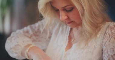 Kültürel ve dini bir gelenek olan geleneksel Paskalya yumurtalarını dekore eden kadın, çeşitli teknikleri kullanarak yumurtaları özenle boyuyor ve karmaşık tasarımlar ve sembolik tasvirlerle süslüyor.