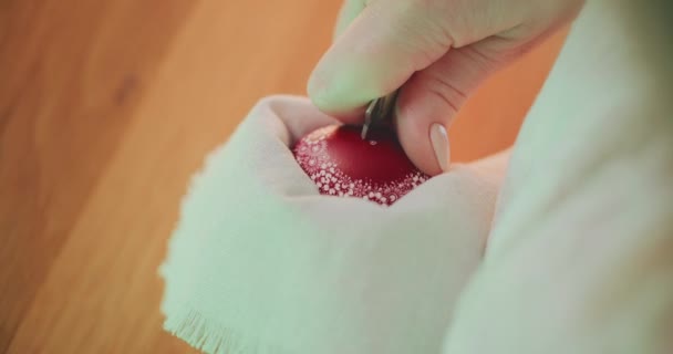 전통적 부활절 달걀을 장식하는 기술을 사용하여 디자인 상징적 형상으로 달걀을 — 비디오