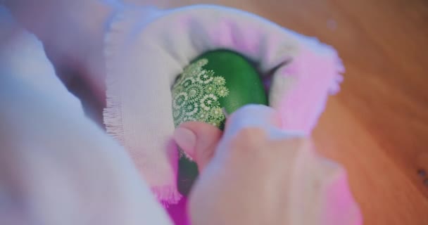 Donna Decorazione Tradizionale Uova Pasqua Che Una Tradizione Culturale Religiosa — Video Stock