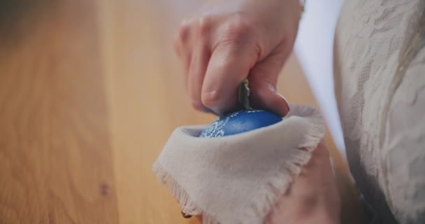 Γυναίκα Διακόσμηση Παραδοσιακά Πασχαλινά Αυγά Οποία Είναι Μια Πολιτιστική Και — Αρχείο Βίντεο
