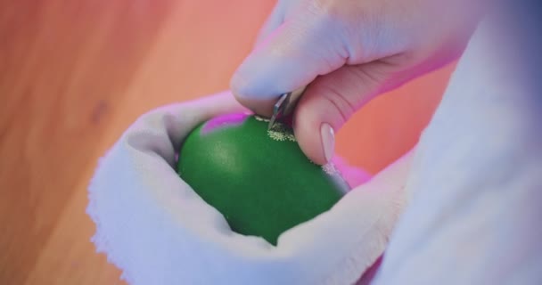 전통적 부활절 달걀을 장식하는 기술을 사용하여 디자인 상징적 형상으로 달걀을 — 비디오
