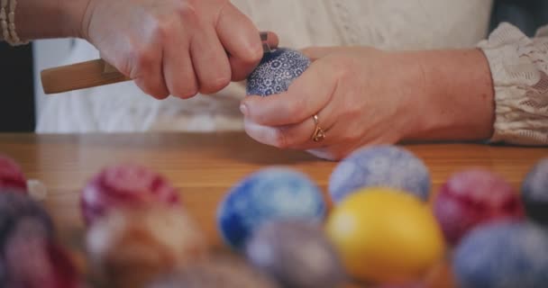 Frau Beim Verzieren Traditioneller Ostereier Eine Kulturelle Und Religiöse Tradition — Stockvideo