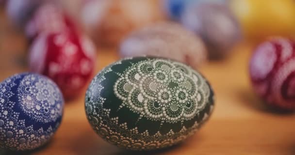 Wanita Yang Mendekorasi Telur Paskah Tradisional Yang Merupakan Tradisi Budaya — Stok Video
