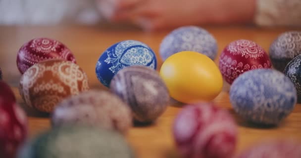 Žena Zdobí Tradiční Velikonoční Vajíčka Což Kulturní Náboženská Tradice Použitím — Stock video