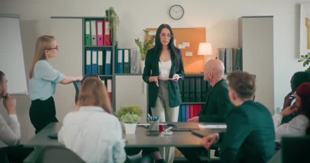 Kadını Şirket Yönetimi Satışlarda Başarı Açıkladı — Stok video