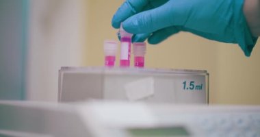 Covid-19, kanser ve grip için aşı geliştirme üzerinde çalışan Sağlık Laboratuvarı Bilimadamı, terapileri ve tedavileri keşfetmek için araştırma, analiz ve testler yapar.. 