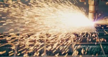 Plazma lazeri, metal levhaları kıvılcımlarla kesiyor. Endüstriyel imalatta yüksek hassasiyetle metalleri kesip şekillendirmek için kullanılıyor.