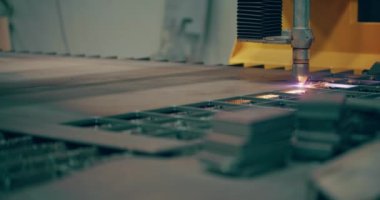 Plazma lazeri, metal levhaları kıvılcımlarla kesiyor. Endüstriyel imalatta yüksek hassasiyetle metalleri kesip şekillendirmek için kullanılıyor.