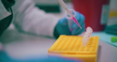 Covid-19, kanser ve grip için aşı geliştirme üzerinde çalışan Sağlık Laboratuvarı Bilimadamı, terapileri ve tedavileri keşfetmek için araştırma, analiz ve testler yapar.. 