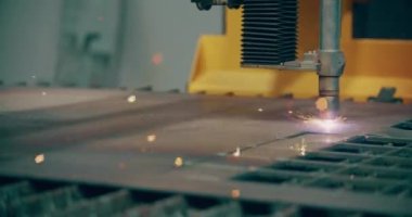 Plazma lazeri, metal levhaları kıvılcımlarla kesiyor. Endüstriyel imalatta yüksek hassasiyetle metalleri kesip şekillendirmek için kullanılıyor.