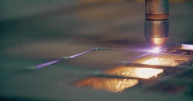 Plazma lazeri, metal levhaları kıvılcımlarla kesiyor. Endüstriyel imalatta yüksek hassasiyetle metalleri kesip şekillendirmek için kullanılıyor.