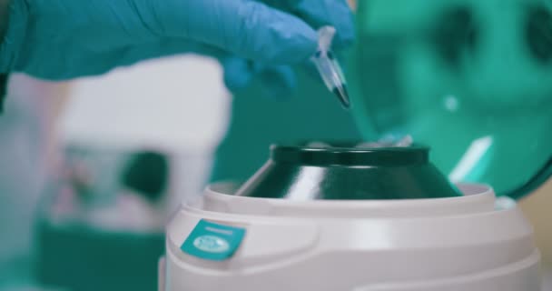 Laboratorní Vědec Zabývající Vývojem Vakcín Pro Covid Rakovinu Chřipku Provádí — Stock video
