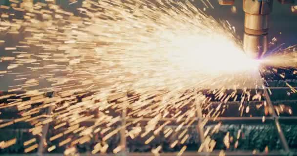 Плазменная Лазерная Резка Металлических Листов Искрами Точный Процесс Изготовления Используемый — стоковое видео