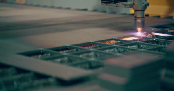 Плазмові Лазерні Ріжучі Металеві Листи Іскрами Точний Процес Виробництва Використовується — стокове відео