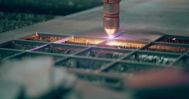Plasma Laser Snijdende Metalen Platen Met Vonken Precisie Fabricageproces Gebruikt — Stockvideo
