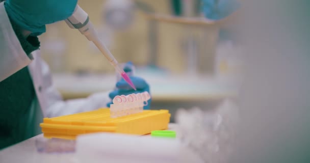 Laboratorium Opieki Zdrowotnej Naukowiec Pracujący Nad Opracowaniem Szczepionki Covid Nowotwór — Wideo stockowe
