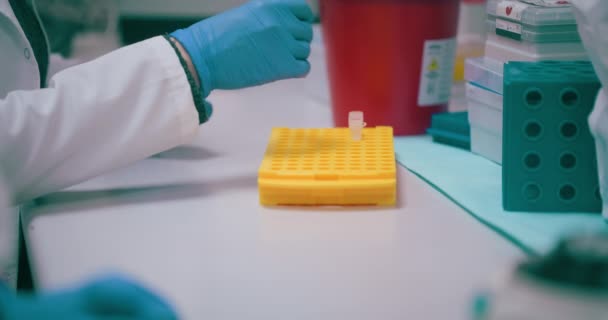 ヘルスケア研究室Covid インフルエンザのワクチン開発に取り組む科学者は 治療法や治療法を発見するための研究 テストを行っています — ストック動画