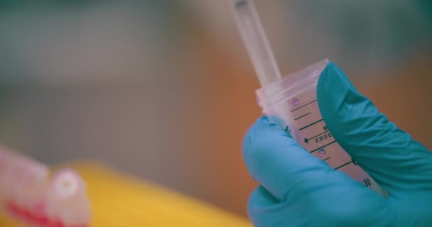 ヘルスケア研究室Covid インフルエンザのワクチン開発に取り組む科学者は 治療法や治療法を発見するための研究 テストを行っています — ストック動画