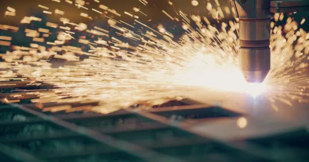 带火花的等离子激光切割金属片 工业生产中用于高精度切割和成形金属的精密制造工艺 — 图库视频影像
