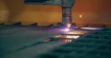 Plazma lazeri, metal levhaları kıvılcımlarla kesiyor. Endüstriyel imalatta yüksek hassasiyetle metalleri kesip şekillendirmek için kullanılıyor.