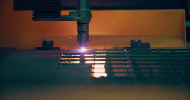 Plasma Laser Schneidet Bleche Mit Funken Präzisionsfertigungsverfahren Der Industriellen Fertigung — Stockvideo