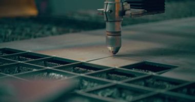 Plazma lazeri, metal levhaları kıvılcımlarla kesiyor. Endüstriyel imalatta yüksek hassasiyetle metalleri kesip şekillendirmek için kullanılıyor.