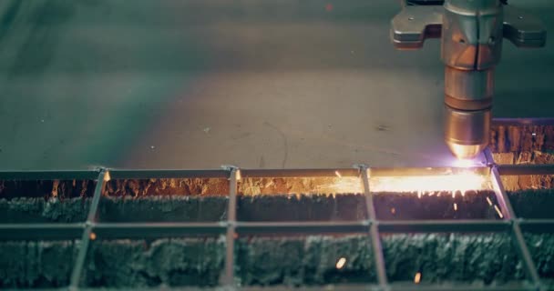 Laser Plasma Memotong Lembaran Logam Dengan Percikan Api Proses Pembuatan — Stok Video