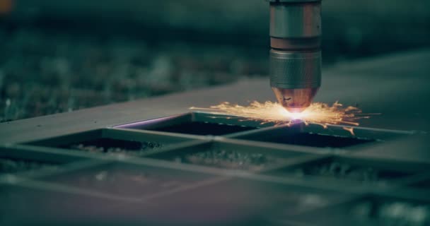 Laser Plasma Memotong Lembaran Logam Dengan Percikan Api Proses Pembuatan — Stok Video