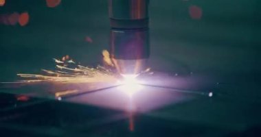 Plazma lazeri, metal levhaları kıvılcımlarla kesiyor. Endüstriyel imalatta yüksek hassasiyetle metalleri kesip şekillendirmek için kullanılıyor.