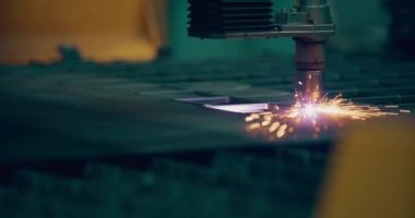 Plazma lazeri, metal levhaları kıvılcımlarla kesiyor. Endüstriyel imalatta yüksek hassasiyetle metalleri kesip şekillendirmek için kullanılıyor.
