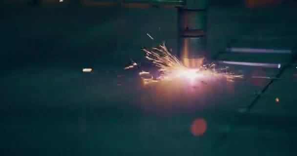 Láser Plasma Que Corta Las Hojas Metal Con Chispas Proceso — Vídeo de stock