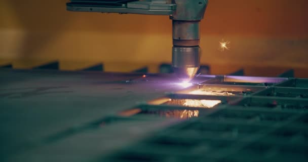 정확하게 금속을 절단하고 모양을 만들기 제조에 사용되는 스파크가 가공하는 플라스마 — 비디오