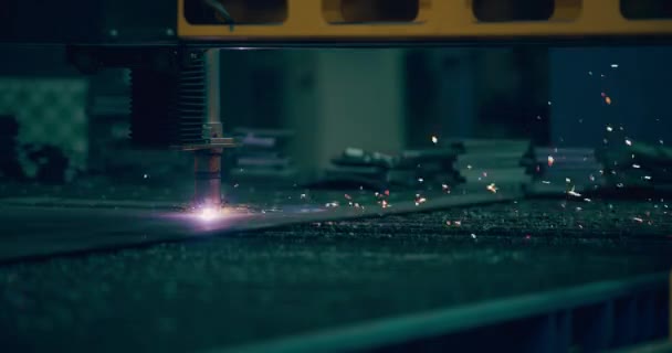 Plasmalaserskärande Metallplåt Med Gnistor Precisionstillverkningsprocess Som Används Vid Industriell Tillverkning — Stockvideo