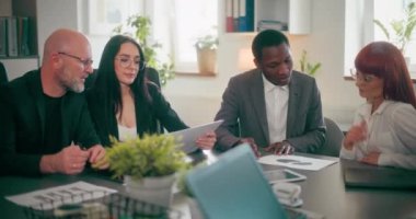 Ofisteki insanlar, ofiste şirket çalışanları satış konularını tartışıyorlar.