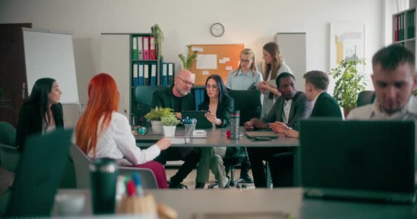 Pessoas Escritório Funcionários Corporativos Durante Reunião Escritório Discutindo Tópicos Relacionados — Vídeo de Stock