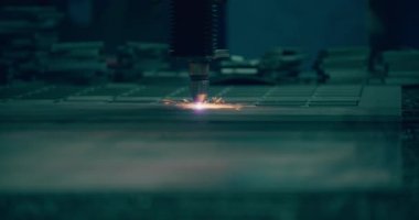 Plazma lazeri, metal levhaları kıvılcımlarla kesiyor. Endüstriyel imalatta yüksek hassasiyetle metalleri kesip şekillendirmek için kullanılıyor.