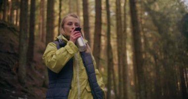 Yürürken Dişi Yürüyüşçü Suyu 'nun Portresi