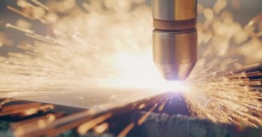 Plazma lazeri, metal levhaları kıvılcımlarla kesiyor. Endüstriyel imalatta yüksek hassasiyetle metalleri kesip şekillendirmek için kullanılıyor.