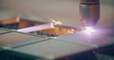 Plazma lazeri, metal levhaları kıvılcımlarla kesiyor. Endüstriyel imalatta yüksek hassasiyetle metalleri kesip şekillendirmek için kullanılıyor.